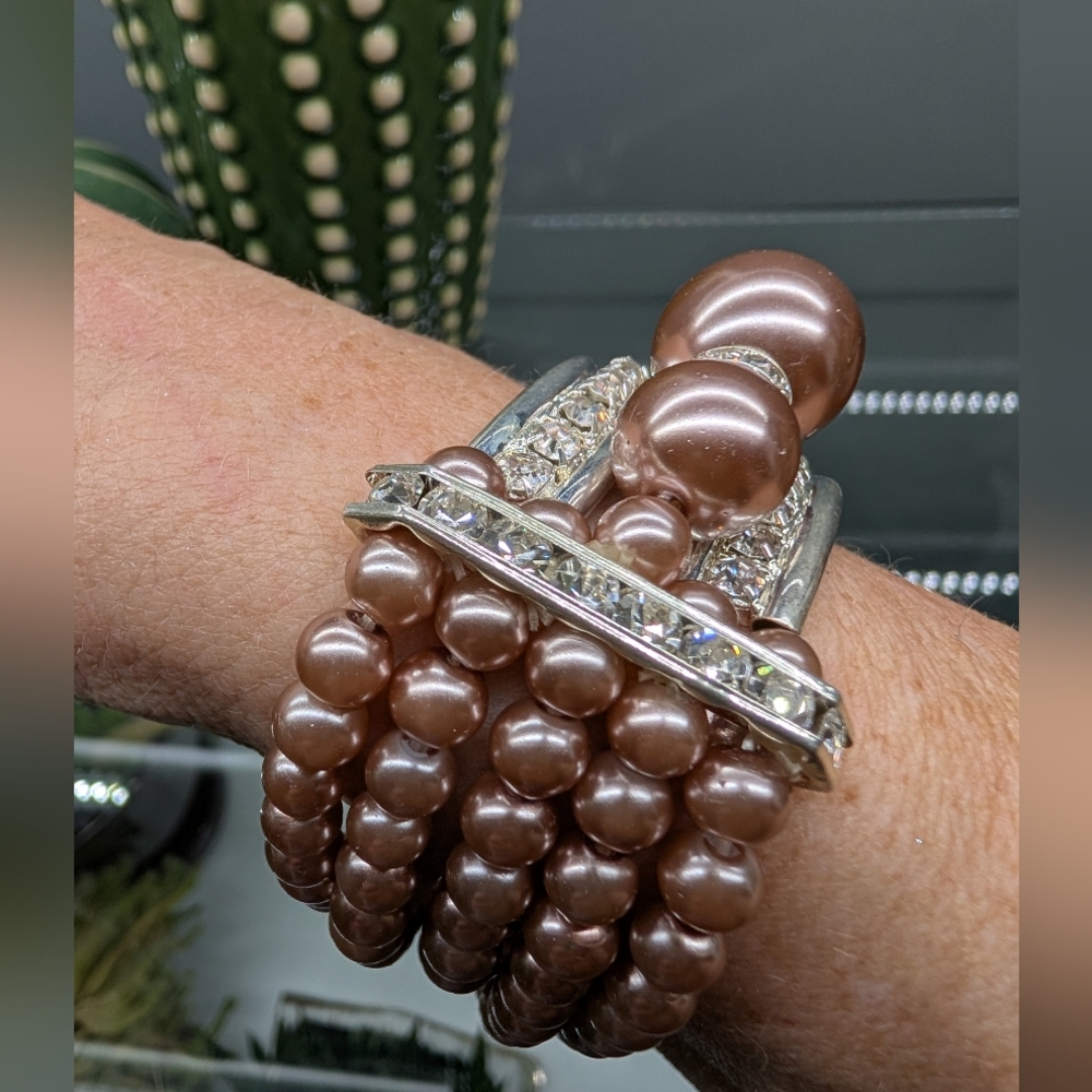 Elegant Brown Pearl & Crystal Stretch Bracelet - Picture 2 of 5